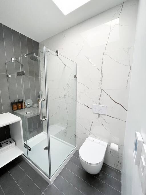 New Beautiful Modern One Bedroom Apt In Brooklyn At Rem-Casa Нью-Йорк Экстерьер фото